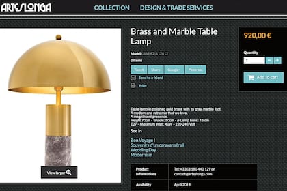 La lámpara de escritorio, en metal y mármol, lleva el sello de la tienda Arts Longa. Su valor, de acuerdo con el website de la empresa, es de 920 euros