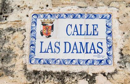 La calle Las Damas se llama así por las 30 mujeres que llegaron desde España con María Álvarez de Toledo, la esposa de Diego Colón,