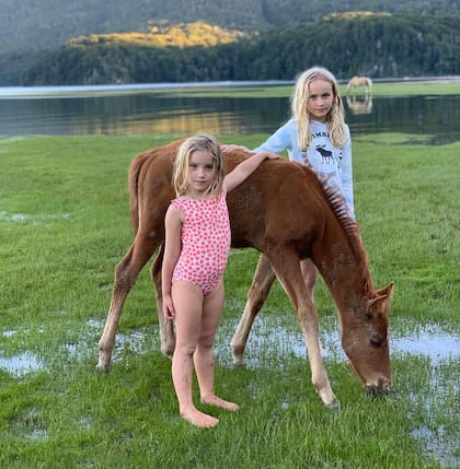 En enero durante las últimas vacaciones, Carola posteó en su cuenta de Instagram a Isabel y a Elisa jugando con un potrillo.
