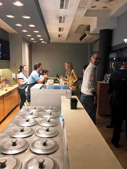 Durante la última cumbre del G20, en Buenos Aires, al final de una agotadora jornada, Máxima hizo detener su vehículo frente a una heladería y, en persona, pidió un kilo de dulce de leche.