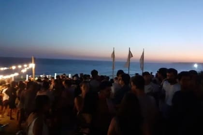 En una de las fiestas clandestinas, en el Partido de la Costa, en el límite con Pinamar, había más de 2000 personas; en otra, en Mar del Plata, encontraron más de 800 asistentes (foto)