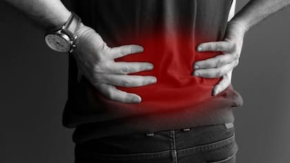 la hernia de disco lumbar hace referencia a un problema con uno de los amortiguadores cartilaginosos (discos) que se encuentran entre los huesos (vértebras).