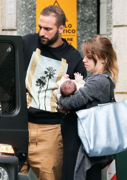 Gonzalo y Lara se retiran de la clínica Sedes Sapientie de Turín con su primera hija en brazos. El goleador demoró su llegada a Buenos Aires para poder disfrutar los primeros días de su hija
