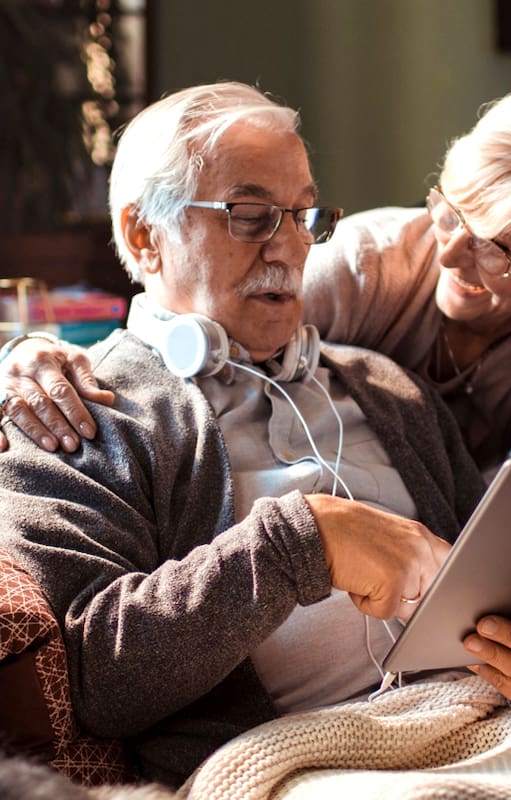 Los +70 y el uso de la tecnología. Las pantallas los mantienen mentalmente activos, pero pueden caer en un complejo círculo vicioso