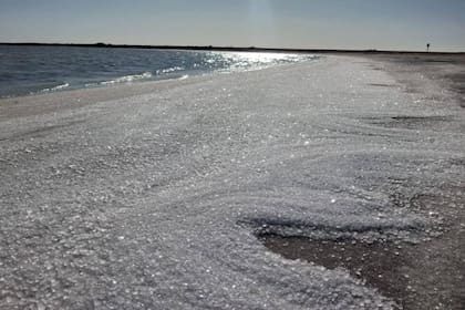 El lago Epecuén amaneció con sus costas bañadas en sal