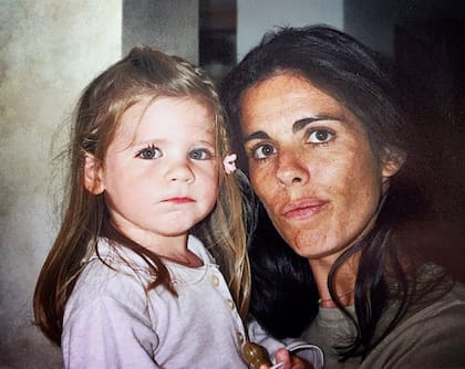 "Siento mucho orgullo de quién es mamá; ella para mí es una madre coraje total. Puede con todo", cuenta Laura al hablar de la ex modelo y actriz.