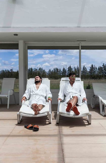 Descanso absoluto con música de meditación en la piscina in-out de Altos del Arapey Club de Golf Hotel Termal.