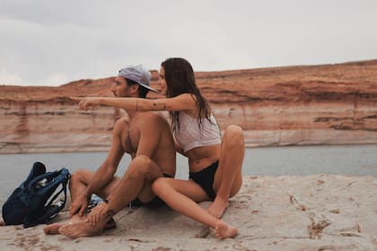 La pareja durante un stop en su paseo por Lake Powell, en Utah –se hacen excursiones en barco y los más audaces pueden optar por el kayak–, un lago artificial de unos trescientos kilómetros de longitud.