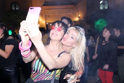 Mercedes Funes y la China Suárez, rivales en la ficción y amigas a pura selfie en la vida real
