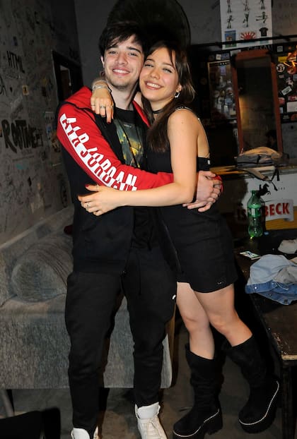 Malena Narvay presentó su disco Lena y su novio, Julián Serrano estuvo junto a ella para compartir ese memorable momento