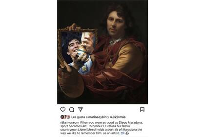 Cuando sos tan bueno como Diego Maradona, el deporte deviene arte. En homenaje a El Pelusa, su compatriota Lionel Messi sostiene un retrato de Maradona como nos gusta recordarlo: un artista, publicó en Instagram el Rijksmuseum