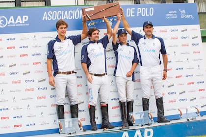 En el podio, junto a los Cambiaso y a Diego Cavanagh, el cuarto integrante del equipo con el que vencieron a Ellerstina.