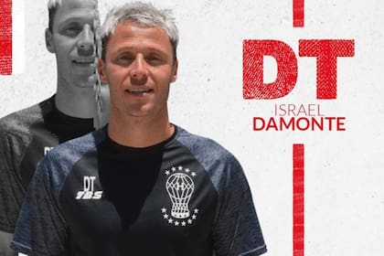 "El día que me dieron la noticia de poder dirigir no lo pensé con la cabeza, lo pensé con el corazón", dice el técnico de Huracán