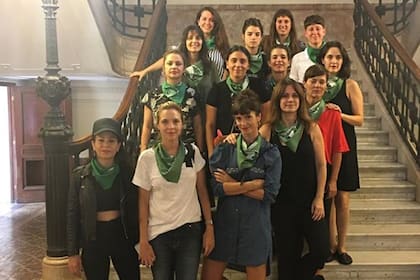 Miss Bolivia, Carla Peterson, Griselda Siciliani, Nancy Dupláa, Andrea Pietra, Marina Glezer y Narda Lepes, entre otras, se tomaron una fotografía antes de sumarse a la marcha