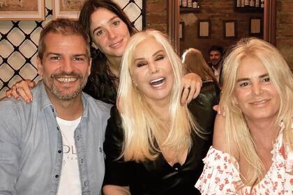 Con Susana, Mecha Sarrabayrouse y Lucía Celasco. “Con Mecha fui tío a los 6 años. Es muy tierna, solidaria y muy sensible. Dan ganas de abrazarla”, dice el artista, que más allá de la música, tuvo una empresa de marketing y publicidad y ahora acaba de terminar un curso de marketing digital