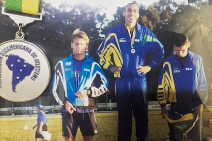 Sus días como deportista de alto rendimiento. En 2000, Mario logró el segundo puesto en salto en alto en el Campeonato Sudamericano de São Leopoldo, en Brasil, vistiendo la camiseta celesta y blanca