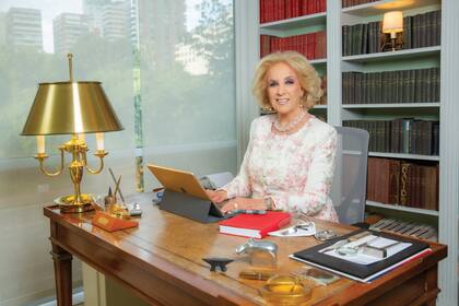 En su escritorio –rodeada de libros– Mirtha lee mails y también “cranea” sus programas. “Siempre voy a querer seguir con los almuerzos porque son una marca registrada. Es un clásico de la televisión argentina: Mirtha son los almuerzos. Toda una vida, algo único en el mundo”, revela.