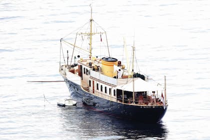 Con sus hijos, Carolina de Mónaco suele recorrer la Riviera francesa y las costas italianas a bordo del Pacha III, el motorsailer que Stéfano Casiraghi le regaló y que bautizó con las iniciales de Pierre, Andrea y Charlotte.