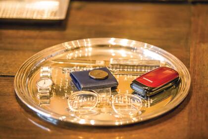 En una bandeja, Tamara atesora los objetos que Torcuato tenía en la mesa de luz al morir: su reloj, los anteojos (leyó hasta último momento), el viejo celular y una moneda romana antigua que le había regalado a ella
