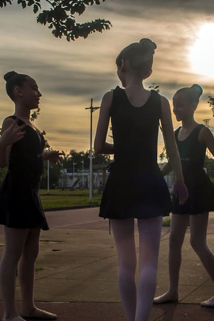 Para cientos de niñas, la escuela de ballet ha sido un descanso de la violencia y la pobreza que aquejan sus barrios