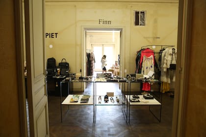 Allí se puede encontrar diseño de autor en indumentaria, accesorios y joyería contemporánea