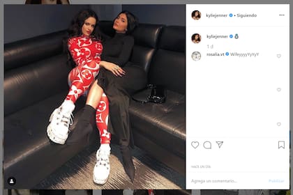 Amigas que juegan en las redes sociales