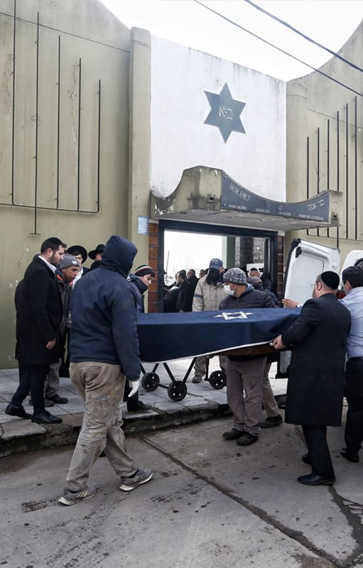El drama de la familia Jabbaz. Camisas tajeadas y sillas bajas, ¿cómo transitan el duelo los judíos ortodoxos?