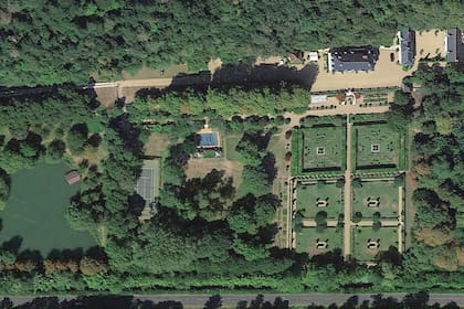 Una vista aérea del Château de Fourchette, donde se aprecian su espectacular jardín, pileta de natación, cancha de tenis, lago y el bosque de la propiedad.