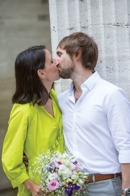 Marina y Gonzalo se dan uno de sus primeros besos de casados.
