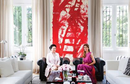 El domingo 2, Mauricio Macri y Juliana Awada recibieron al presidente de China, Xi Jinping, y su mujer, Peng Liyuan, en la residencia de Olivos. Las mujeres disfrutaron de una charla (con intérprete de por medio) en uno de los livings, donde se aprecia la pintura del artista Eduardo Hoffmann.