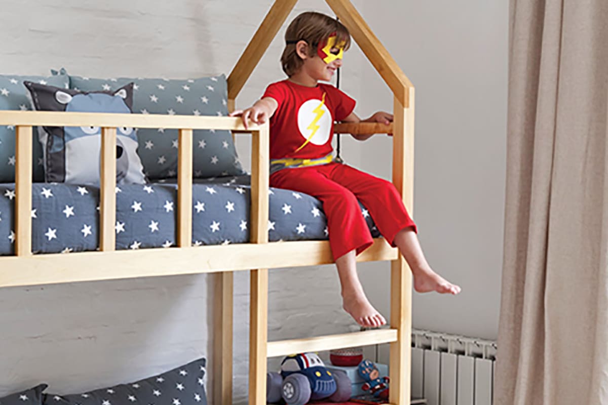 Un espacio que cobija el juego y la convivencia de un niño de 5 años y su hermana de 1; dos habitaciones que se adaptan a las edades y necesidades de un pequeño de 4 y un adolescente de 13. Hoy, recorremos tres cuartos llenos de buenas ideas para renovar cualquier reino infantil y dejarlo pronto pa