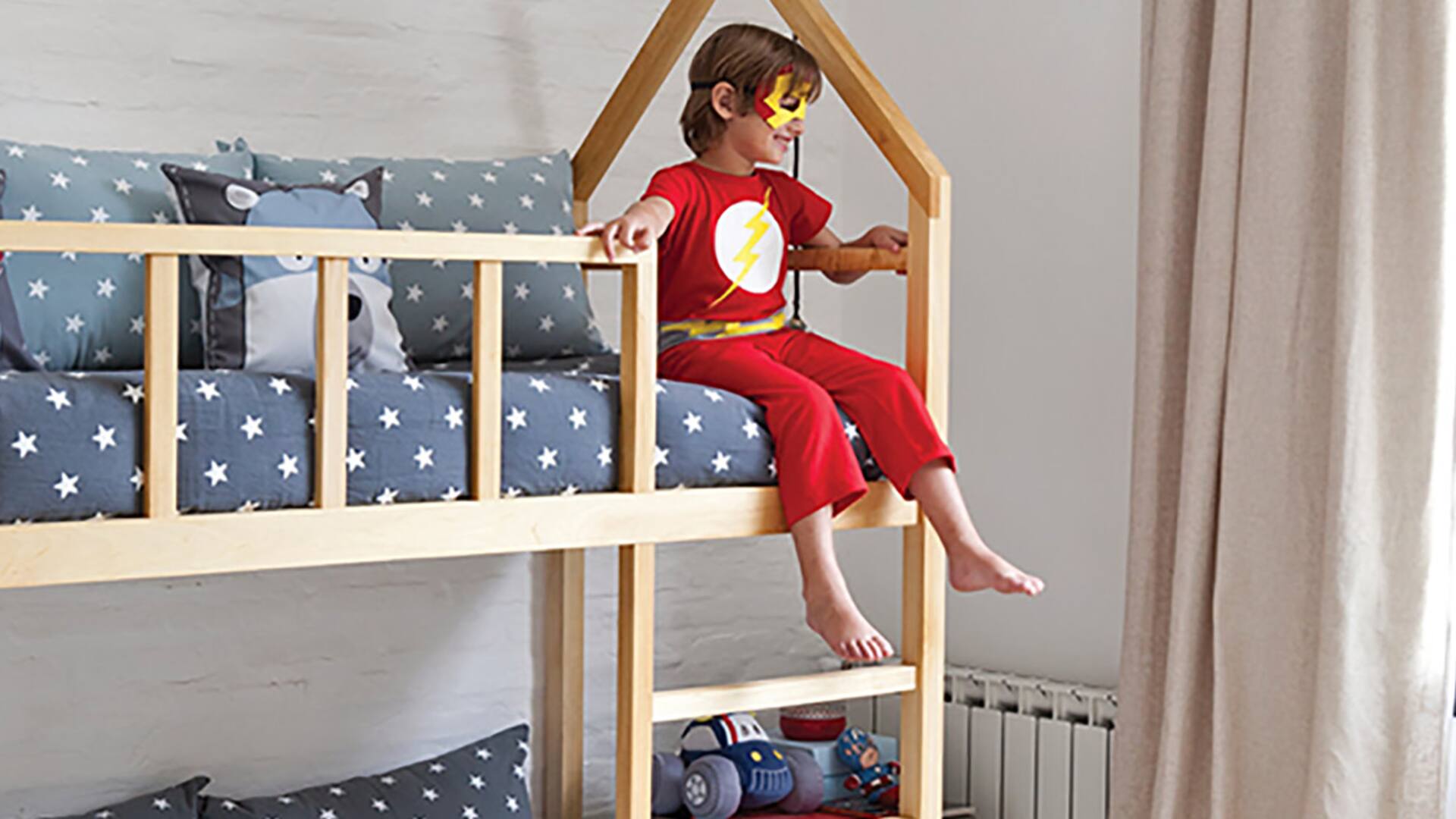 Un espacio que cobija el juego y la convivencia de un niño de 5 años y su hermana de 1; dos habitaciones que se adaptan a las edades y necesidades de un pequeño de 4 y un adolescente de 13. Hoy, recorremos tres cuartos llenos de buenas ideas para renovar cualquier reino infantil y dejarlo pronto pa