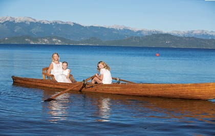 “Paco” atesora un bote antiguo con el que, en ocasiones, sale a remar y en el que Carola eligió embarcarse junto a sus hijas mayores, Elisa y Maia. El método de transporte de la familia, sin embargo, es una lancha Boston Whaler, que eligieron por su estabilidad.