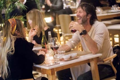 Invitados a la apertura del restaurante Casa del Este, en Olivos, Eduardo y Florencia estuvieron cariñosos y muy pendientes el uno del otro.
