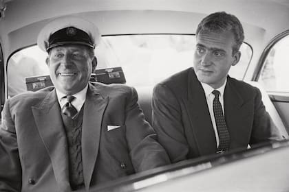 12 de agosto de 1963. El infante don Juan, conde de Barcelona, junto a su hijo Juan Carlos, fotografiados en el asiento traserode un auto durante un viaje a la isla de Wight, Inglaterra.