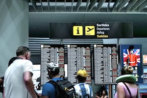 Cancelaciones, puertas de embarque fantasmas, oxígeno premium y caos personalizado en los aeropuertos