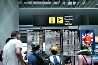 Cancelaciones, puertas de embarque fantasmas, oxígeno premium y caos personalizado en los aeropuertos