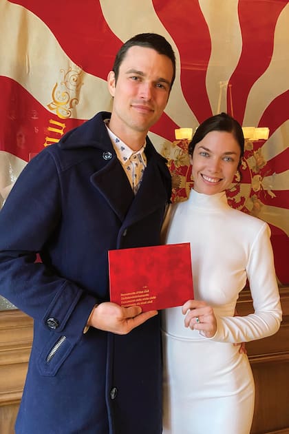 Los recién casados con la libreta de matrimonio