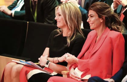 El jueves por la tarde acompañó a Máxima de Holanda, que fue oradora del foro “El rol de las finanzas para el empoderamiento económico de las mujeres”, en el CCK. Llevaba un traje de saco y pantalón al rojo vivo de Awada, y la Reina, un equipo de Michael Kors.