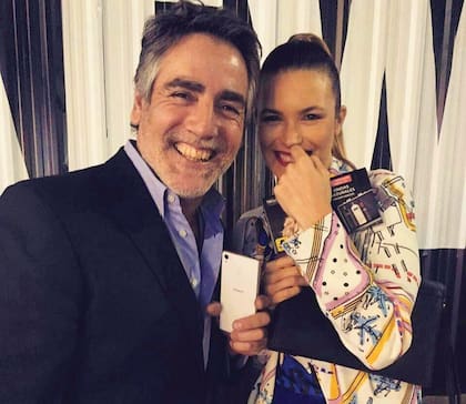 Con Paul García Navarro, su ex marido que sigue siendo su manager desde Multitalent Agency. “Lo conocí cuando estaba terminando el colegio y a mis 20 nos casamos”, cuenta Pía, que inició su carrera de modelo a los 13 años.