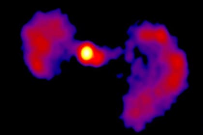 La galaxia TXS 0128, descubierta en 2015, tiene una forma muy similar a una icónica nave de Star Wars