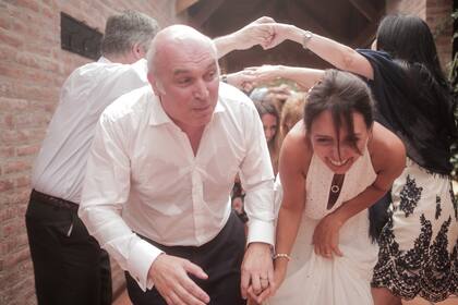 Los enamorados en plena fiesta. Mechi reconoció que de su marido la enamora “su inteligencia, su humor fuera de serie y su integridad”.