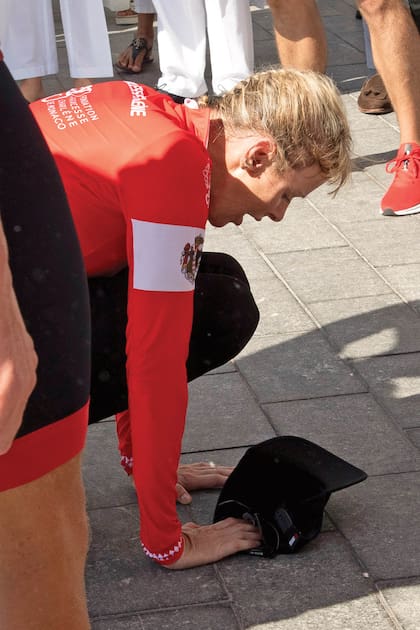 Extenuada, después de pedalear durante 22 horas, Charlene cruzó la meta. Besó el suelo de Montecarlo y recibió un gran abrazo de Alberto II.