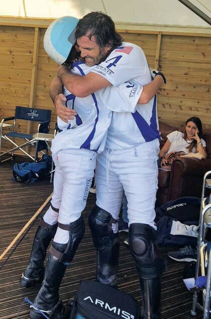 Tras el triunfo Adolfito Cambiaso y su hijo se fundieron en un abrazo. Ambos compartieron equipo con Kiam Hall y Joshua Cork.