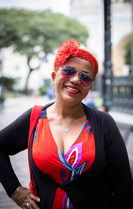 La sonrisa de una señora en el Parque Seminario, punto de encuentro de los locales.