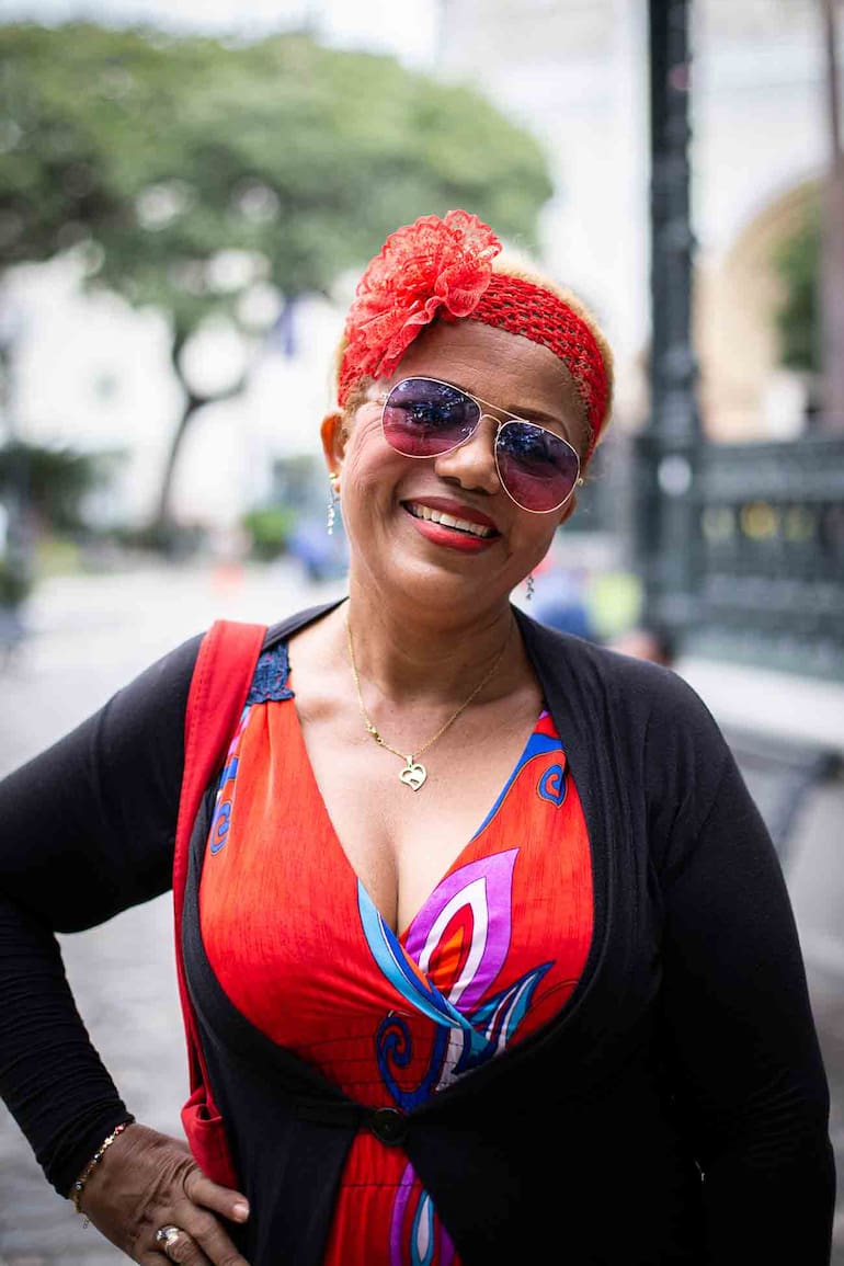 La sonrisa de una señora en el Parque Seminario, punto de encuentro de los locales.