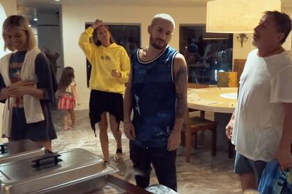 La pareja junto a Montaner padre, antes del asado del 25 de diciembre