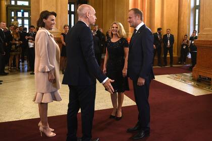 Donald Tusk, presidente del Consejo Europeo y su mujer, Malgozata Tusk, que fue de las pocas que eligió un vestido decorado con brillos.