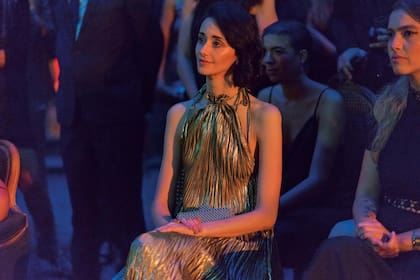Cecilia Mendez, otra estrella de las pasarelas internacionales, deslumbró con un traje de gasa tornasolada verde lima con amasado y escote halter firmado por Javier Saiach y alhajas de Dolores Trull.