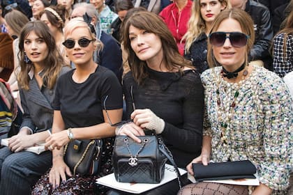 A fines de enero, pisó el Grand Palais por primera vez. Fue para dar su presente en un desfile de Chanel, al que la invitaron en carácter de celebrity influyente. Se sentó justo detrás de la ex primera dama de Francia Carla Bruni.